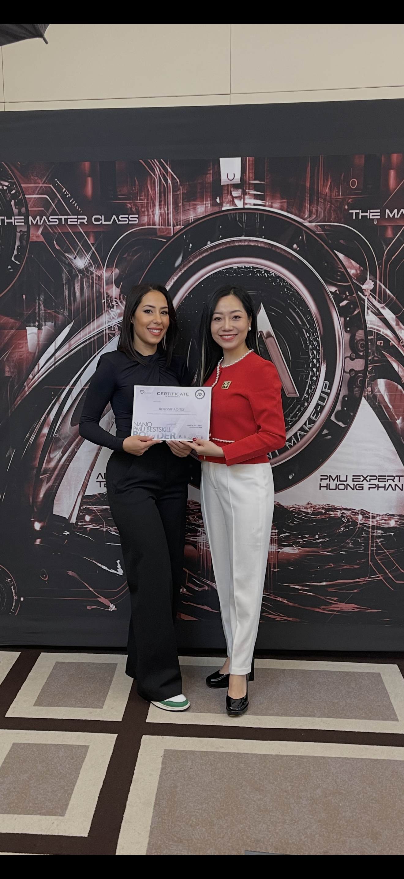 Aoitef et Huong Phan lors de la remise de certificat en 2023